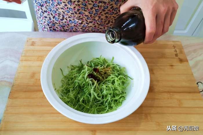 快速腌萝卜菜又脆又好吃的做法,腌香辣萝卜