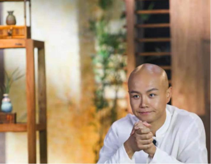 乐嘉一个人的性格是与生俱来的,乐嘉一切的改变都是身不由己