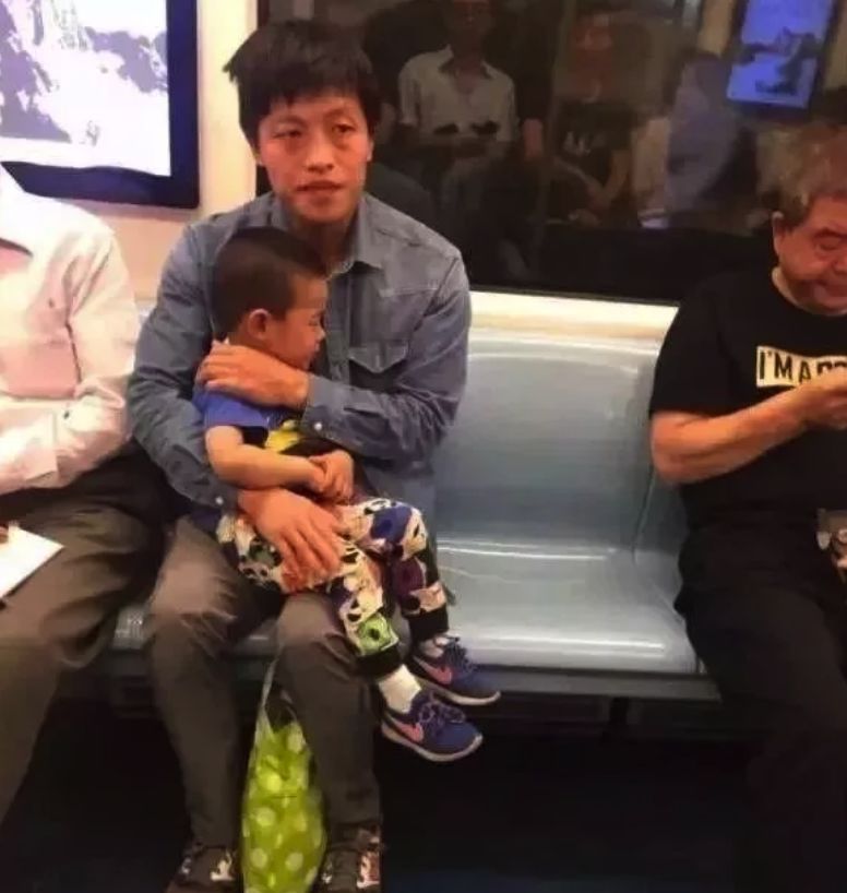 不经意表现出的动作才是最温柔的,不经意间暴露人的本质