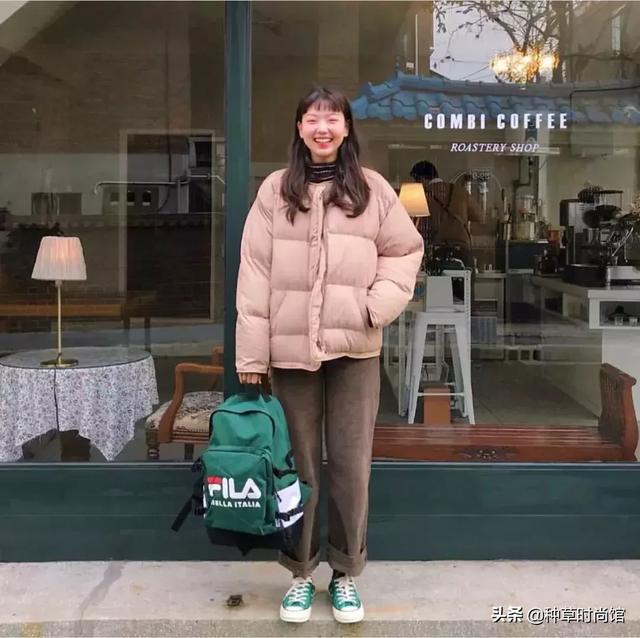 时尚百搭的灯芯绒,2020灯芯绒流行这样穿巨美巨时髦