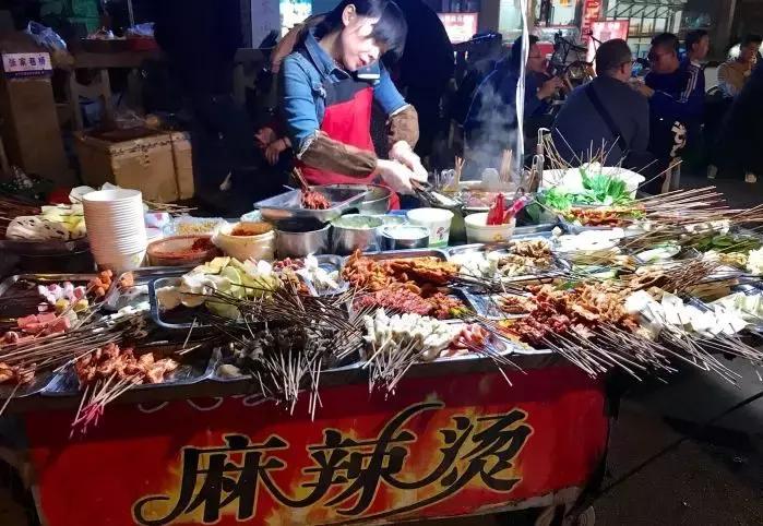 终于被我吃到了！这一锅90年代的麻辣烫，才是咱老成都挂念的市井味啊！