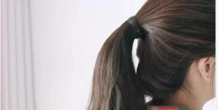 女生问你扎头发好看还是散着好看,女生扎头发好还是披头发好