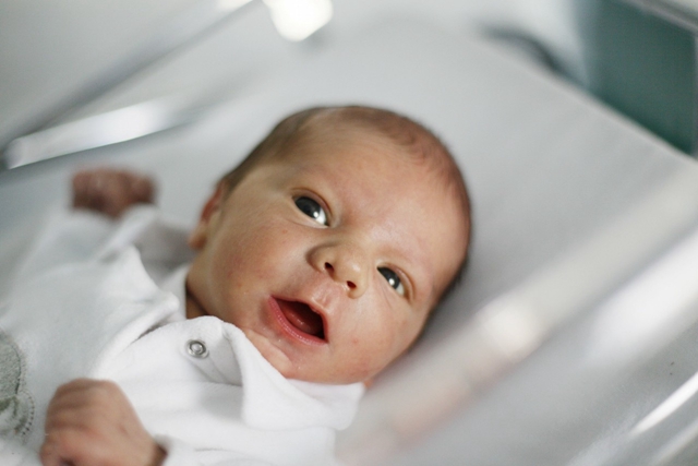 母乳擦脸宝宝皮肤会又白又嫩,母乳擦脸可让宝宝皮肤又白又嫩