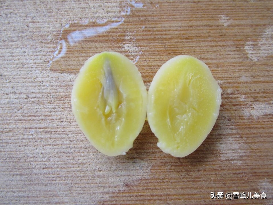 妈给我带了一兜白果，告诉我常做个汤喝，对身体好