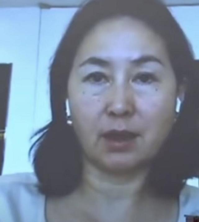 何超琼左右脸法令纹不对称吗,赌王女儿何超琼央视面对面专访