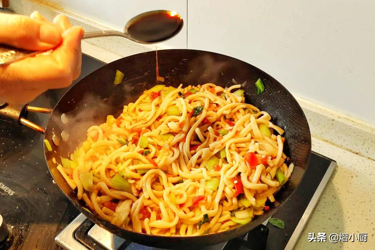教你做好吃的炒面，方法简单，只要把握这一步，面Q弹味道鲜美