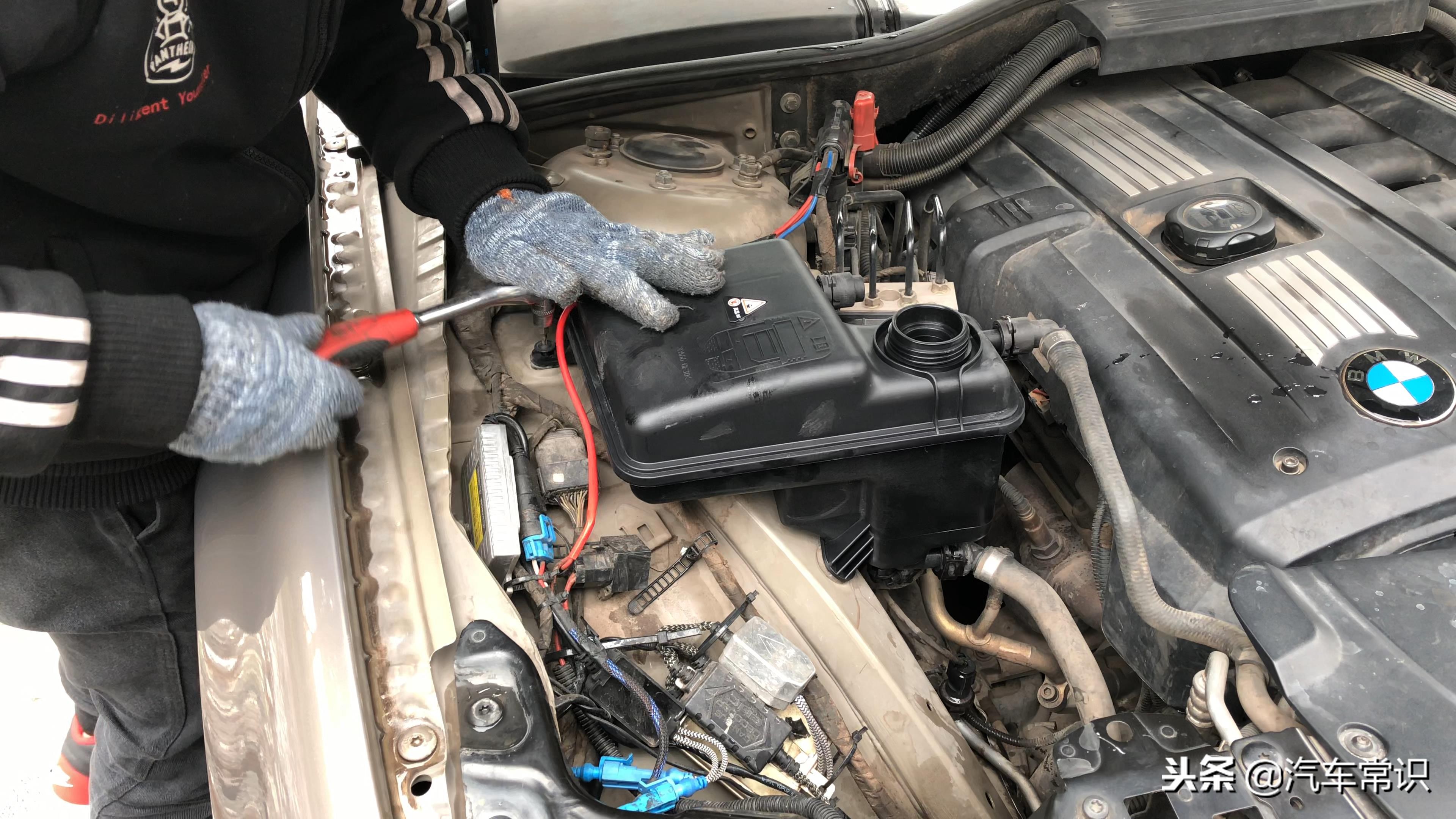 宝马7系730水壶冒气,宝马7系小水壶漏水是什么原因