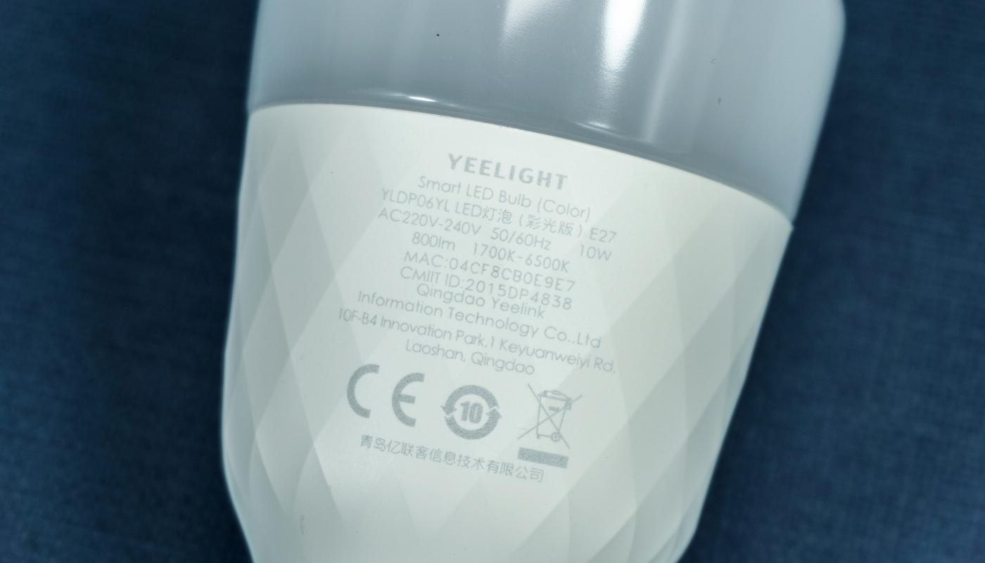 只需更换一个灯泡，即可让房间充满光污染，然后请开始你的表演