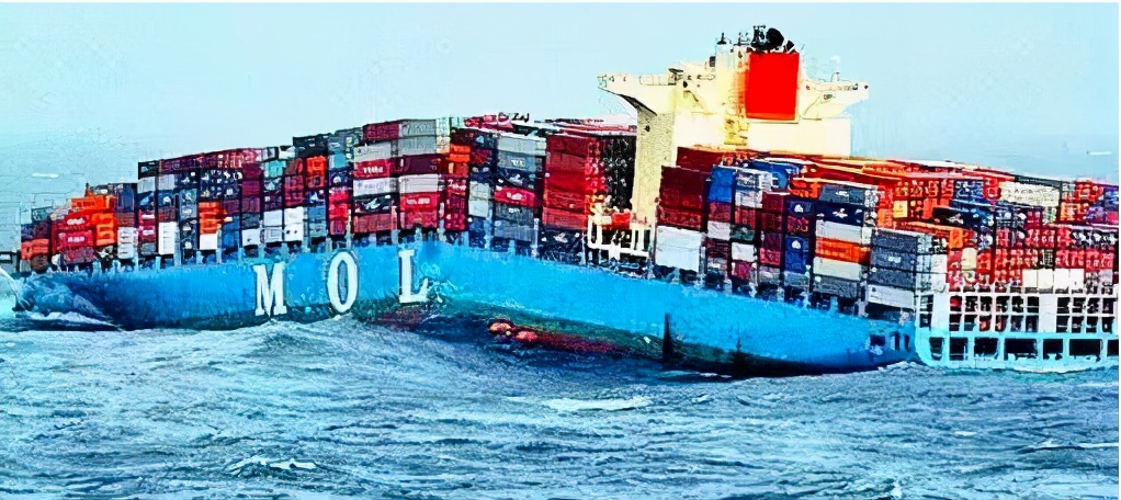 东倒西歪！ONEAPUS载着残存的集装箱，狼狈返航