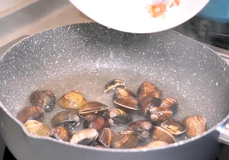 蛤蜊吐沙后还是有腥味？料理前多一步，味道更鲜美