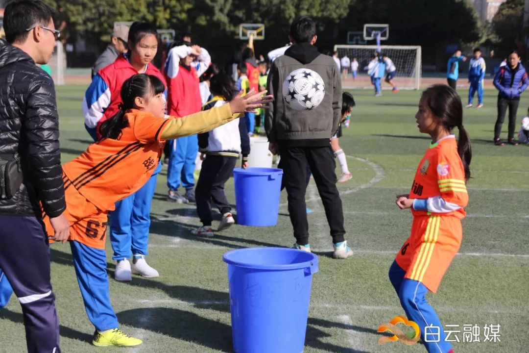 足球赛场展英姿视频,绿茵场上展英姿