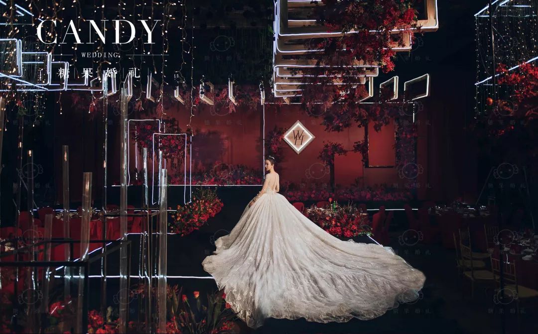 整场婚礼都是静谧深沉的红与黑在空间的碰撞,神秘而高级