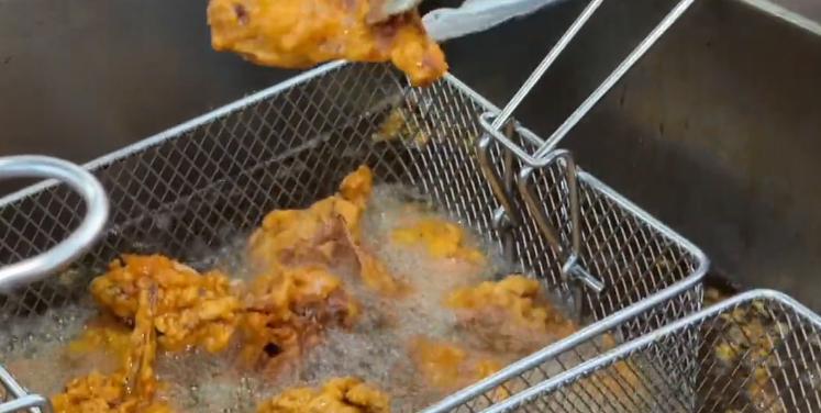 山东大姐摆摊做小吃5元一个,90后摆摊女孩卖小吃