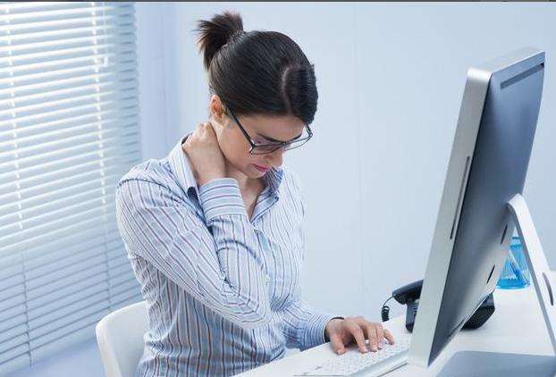 颈部酸胀僵硬两个动作帮你搞定,肩颈酸痛僵硬颈部活动受限