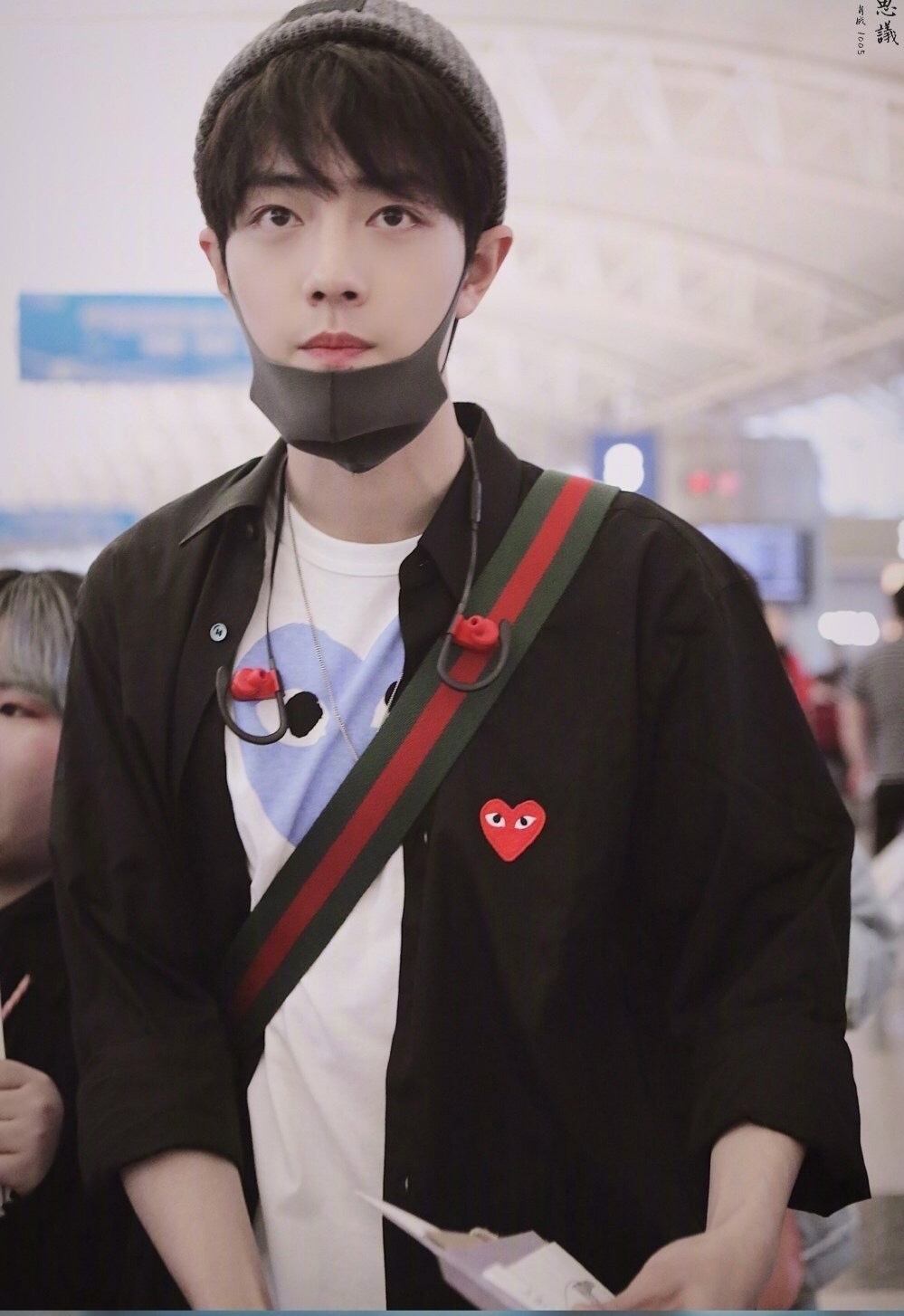 肖战西装露腹肌照片高清,肖战上半身露出腹肌图