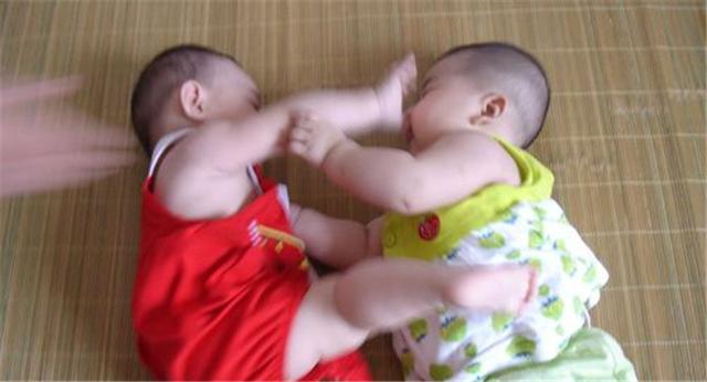 儿子拿棍子打亲妈怎么教育,儿子被妈妈用棍子挨打