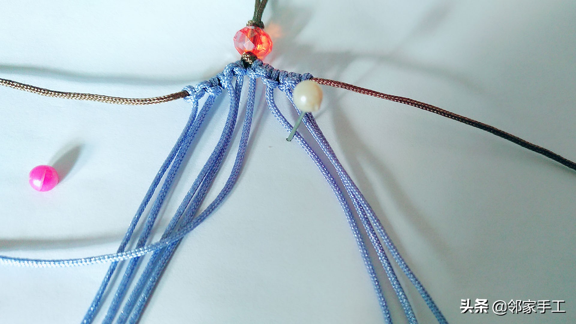 编蝴蝶手机挂件教程,带扣子的手机挂件编法