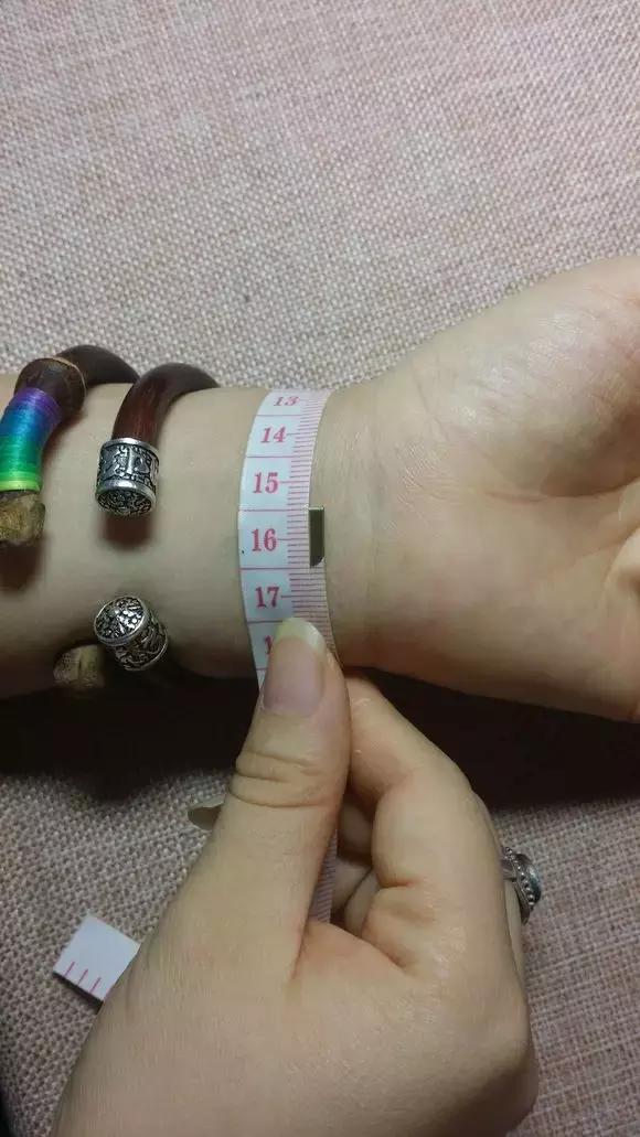 山上砍的木头做架子,山上藤条编织