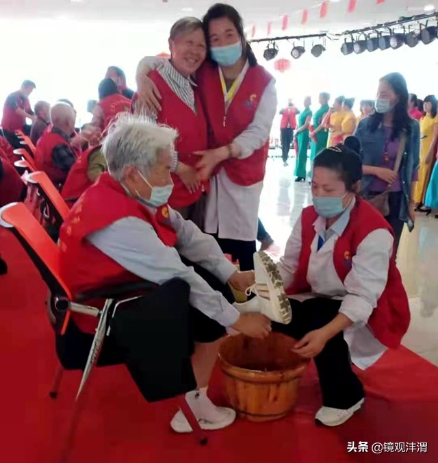 暖心小区众人合力救助倒地老人,暖心老人公园摔伤众多市民救助