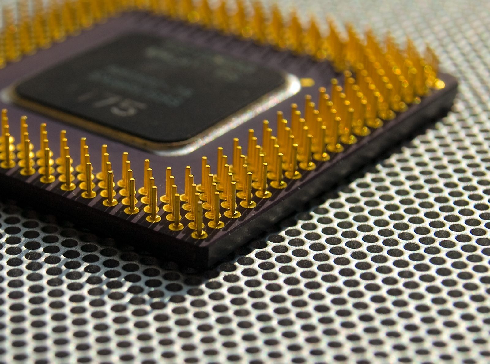 电脑运行又卡又慢，换显卡CPU不如换它，流畅度至少提升80%