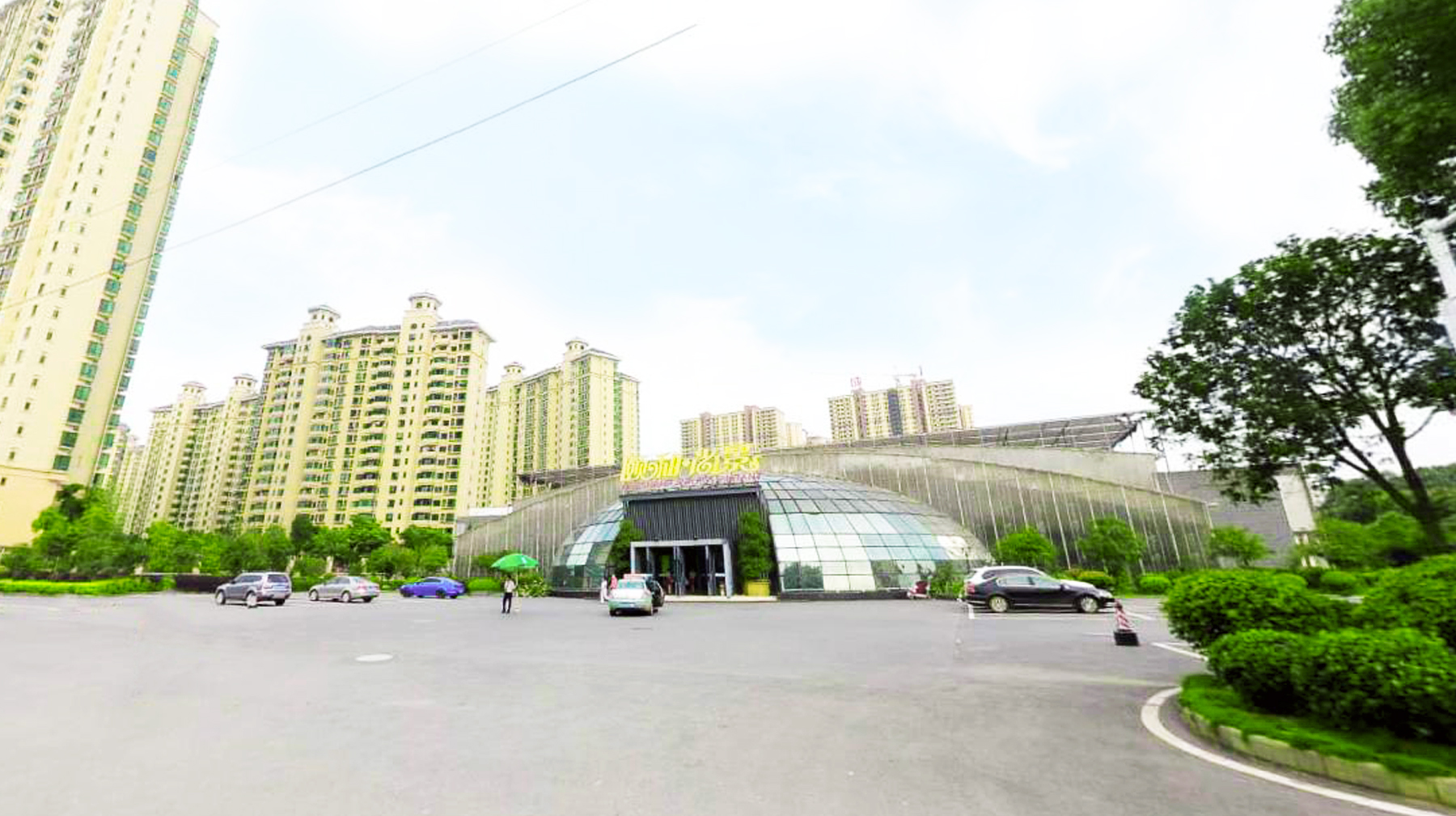 穿溜冰鞋上菜的服务员,穿溜冰鞋上菜