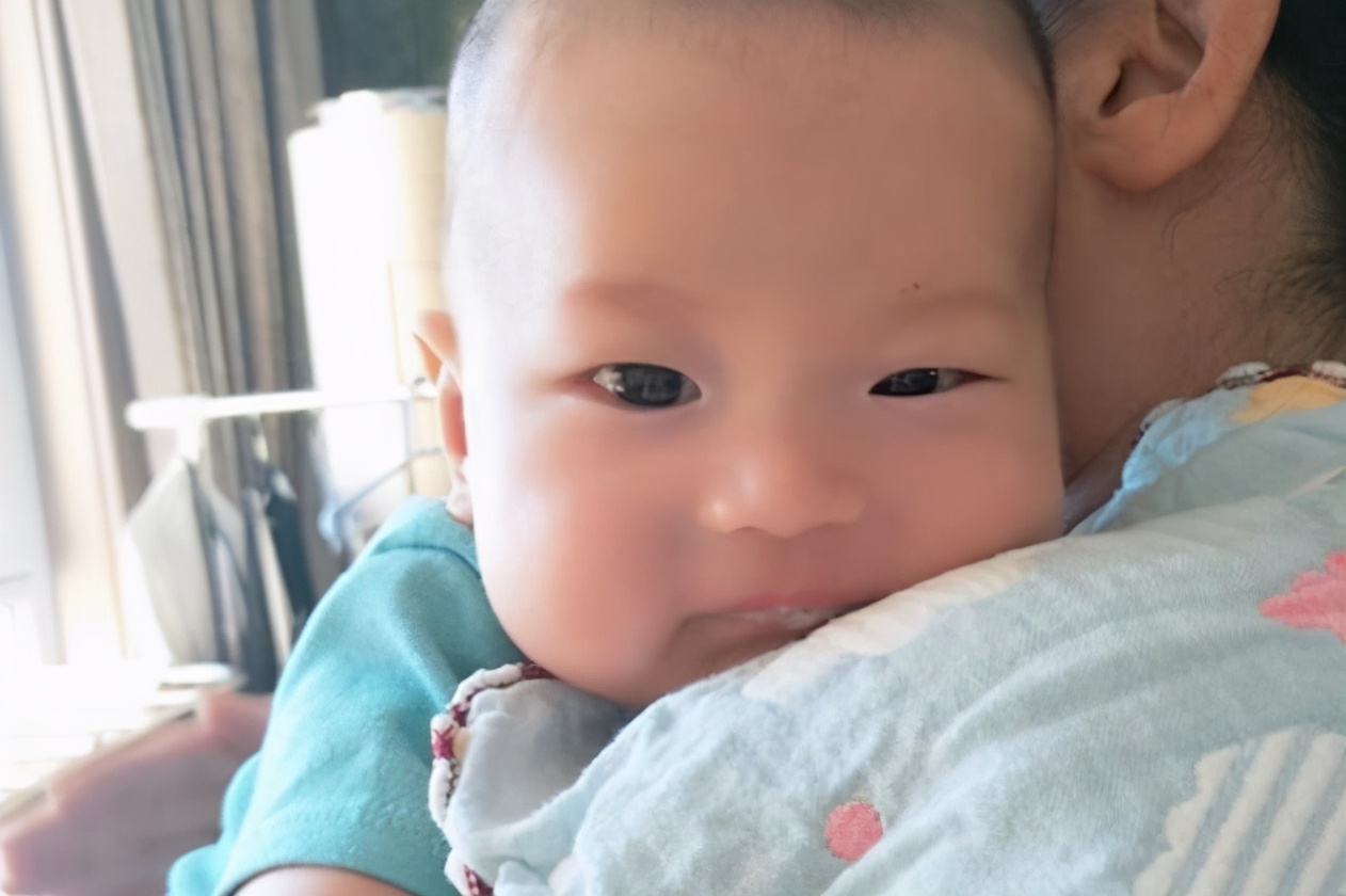 新生儿吐奶怎么办最有效的方法,新生儿吐奶怎么处理最有效