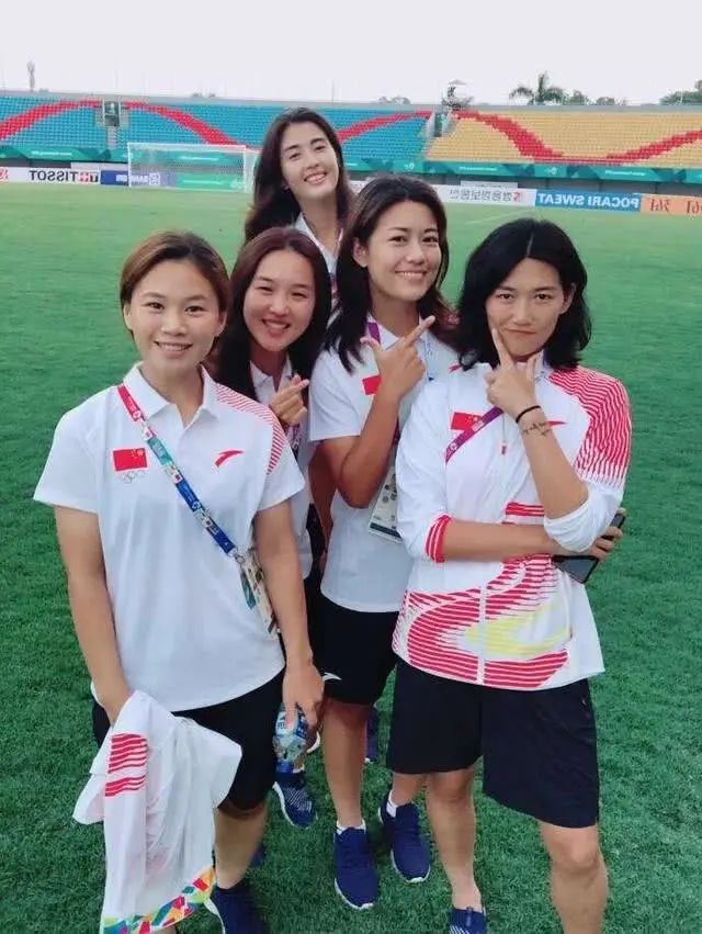 铿锵玫瑰中国女足图,中国女足铿锵玫瑰带字图片