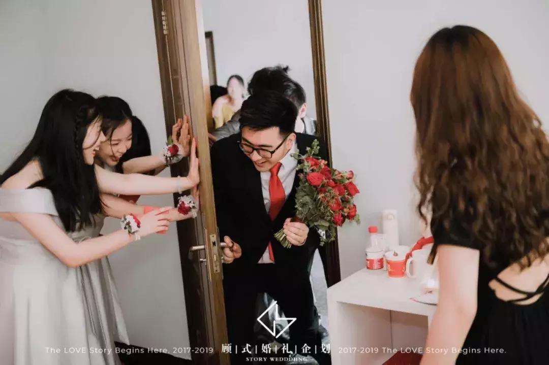 适合两个伴郎伴娘做的堵门游戏,整蛊伴郎几个游戏合适