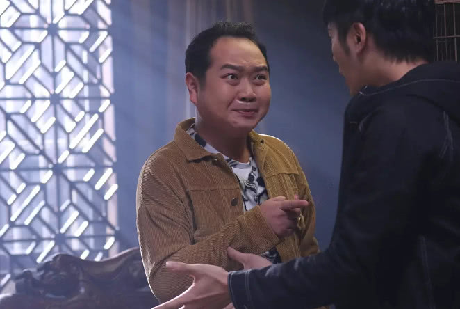 38岁股沟男一露成名，身价上亿被星爷称天才，今发福变呆萌大叔