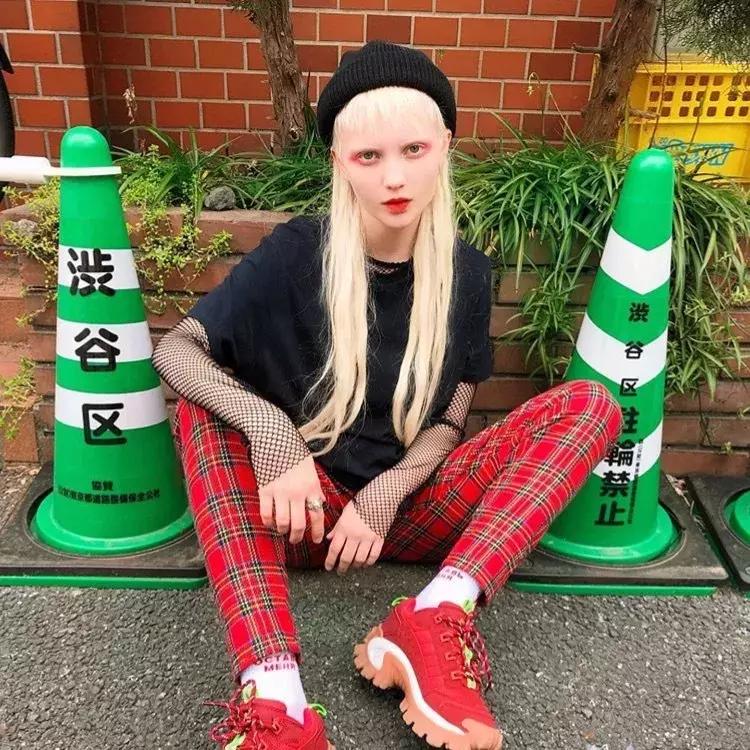 夸张发色弄什么造型,夸张的发色适合什么衣服