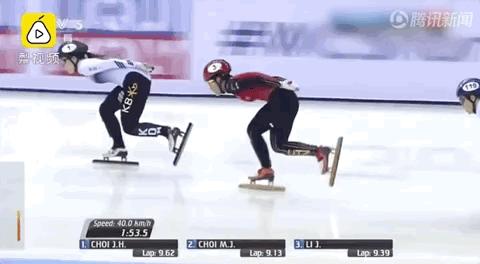 短道速滑1000米韩国两将摔出赛道,韩国短道速滑把队友推出赛道