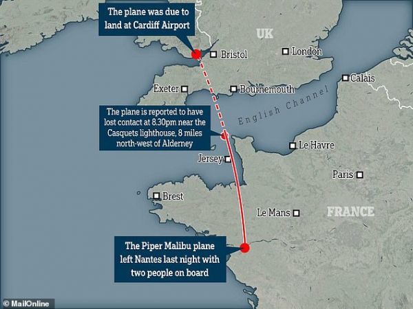 想想失联球员!C罗搭私人飞机晒自拍遭名宿抨击