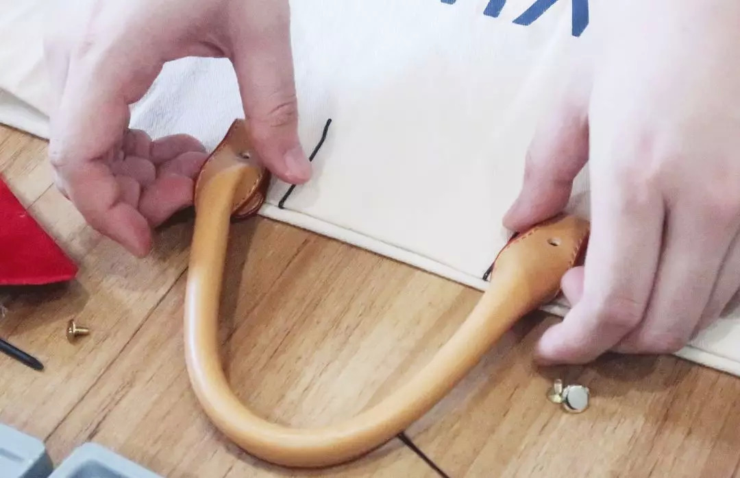 废旧纸袋如何做收纳包包,大牌纸袋斜挎包包改造教程