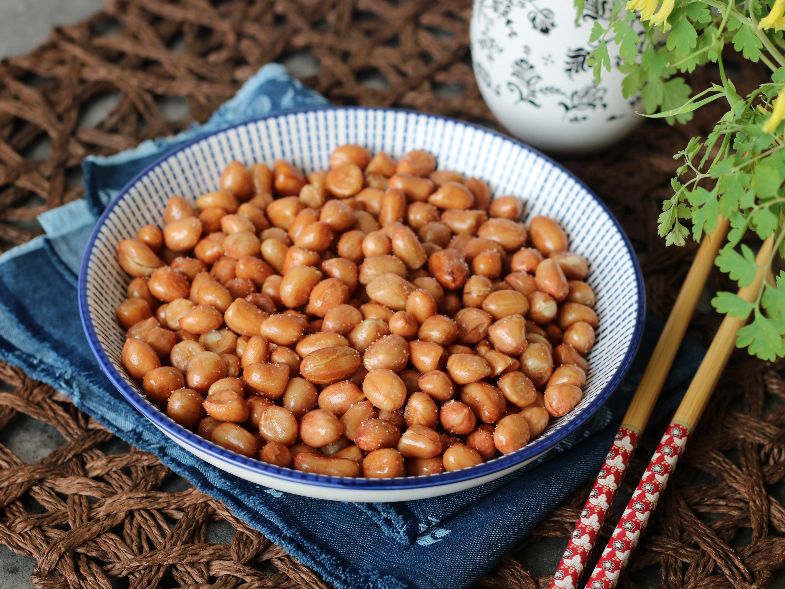 炒花生米用不用去皮,花生米必须用油炒才脆吗