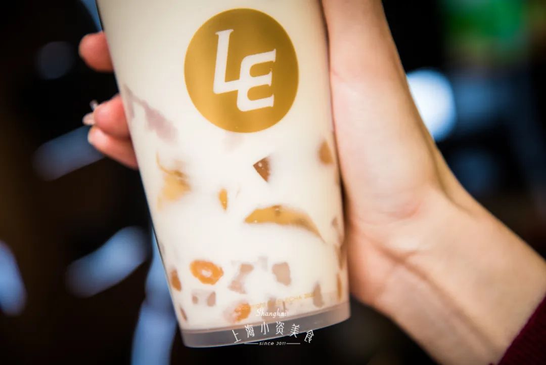 网红饮料喝起来,中药奶茶网红饮品