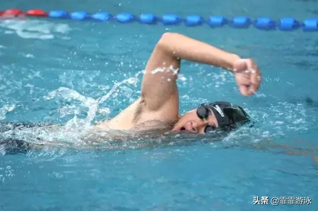 自由泳常见错误及改正练习,自由泳划水常见错误动作