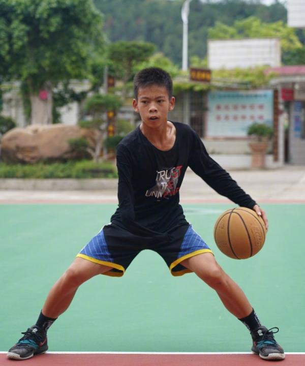 13岁独臂篮球少年nba评价,13岁独臂篮球少年帅炸了人民日报