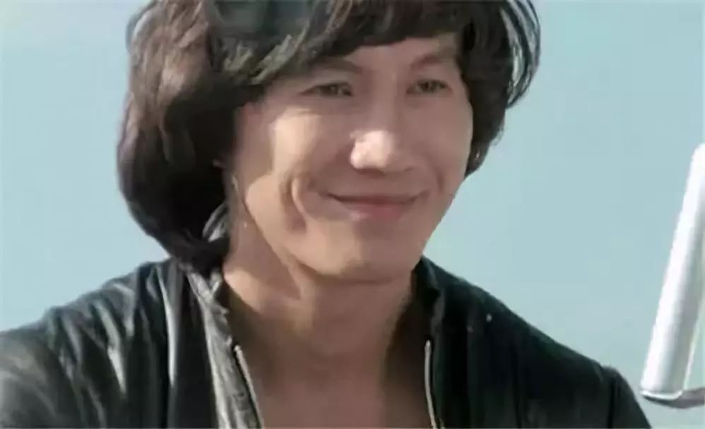 他是谭咏麟的偶像，爱穿豹纹叱咤歌坛50年，66岁重出江湖