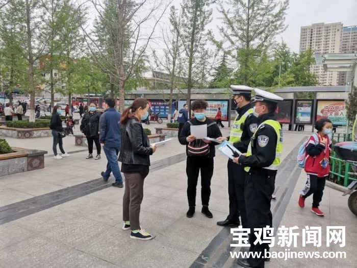 交警交通安全宣传提示,交巡警大队开展交通安全知识宣传