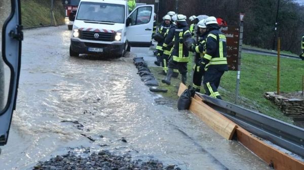 德国新闻丨81岁老人被发现在公寓中横死,孙子是凶手;乐极生悲,25岁青年酒后坠楼身亡