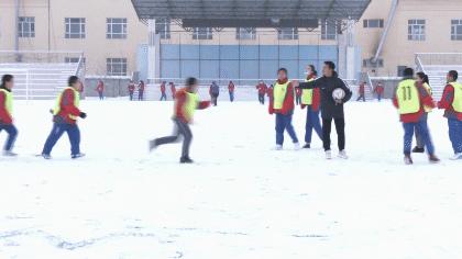 足球嗨起来的视频,雪地足球比赛