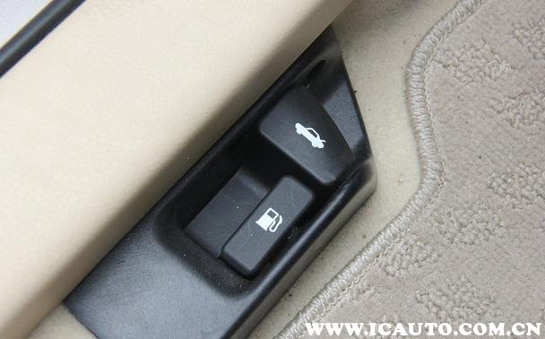 轿车后备箱怎么打开视频教程,比亚迪宋开后备箱按钮图解