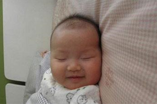 冬天宝宝睡觉脚丫很热正常吗,爸爸哄宝宝睡觉蹑手蹑脚