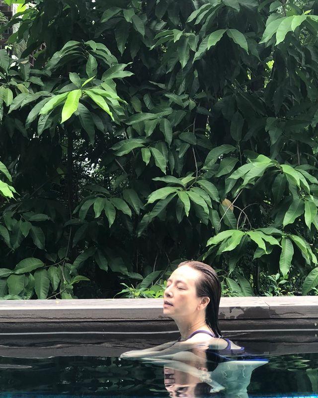 华裔富婆伍伦盼，穿荧光绿背心减龄，背35万爱马仕有夏日气息