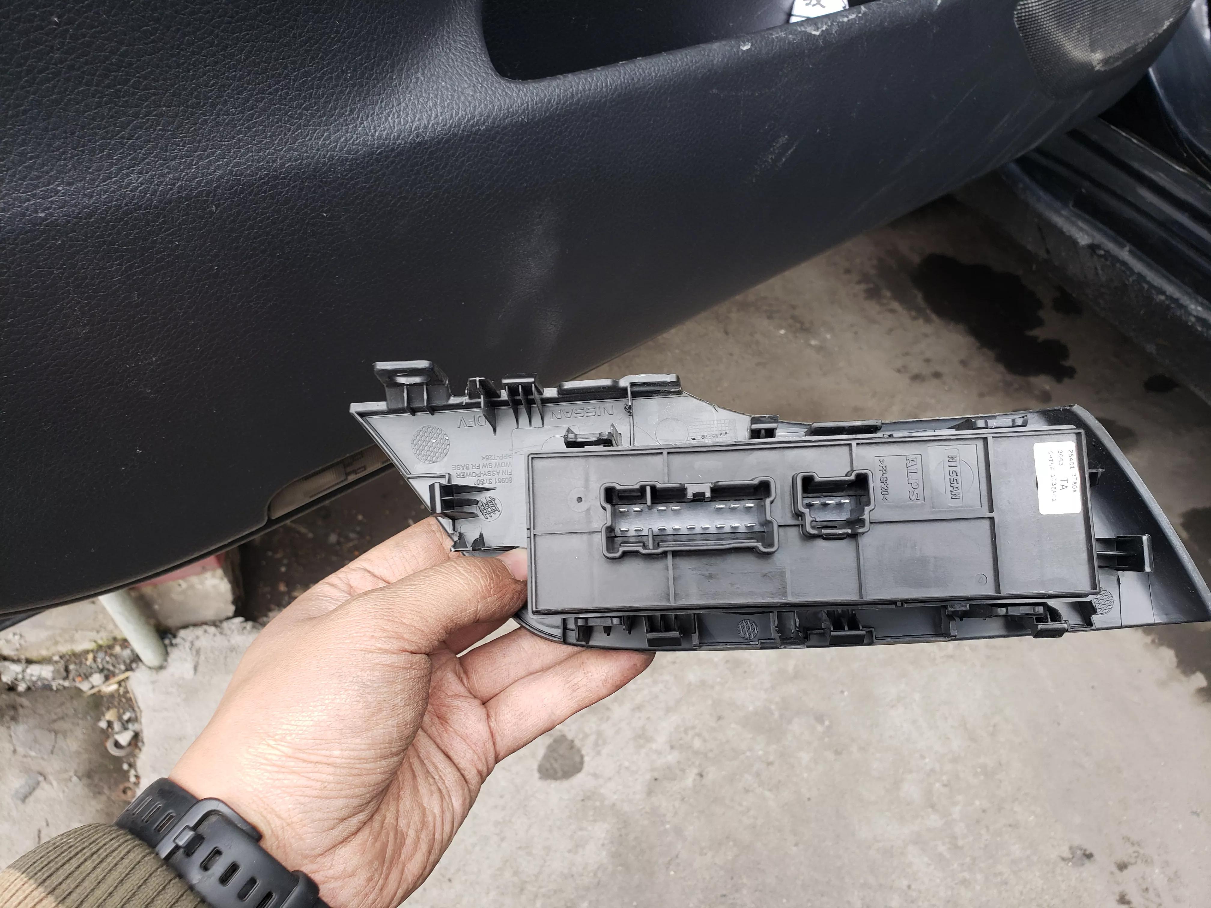 天籁车门玻璃升降器怎么拆卸,尼桑天籁玻璃升降器开关