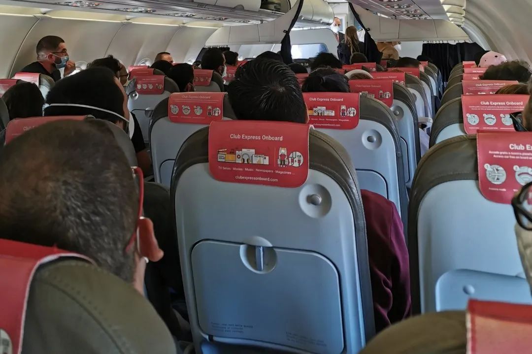 西班牙航空本周航班上座无虚席，乘客们惶恐发声