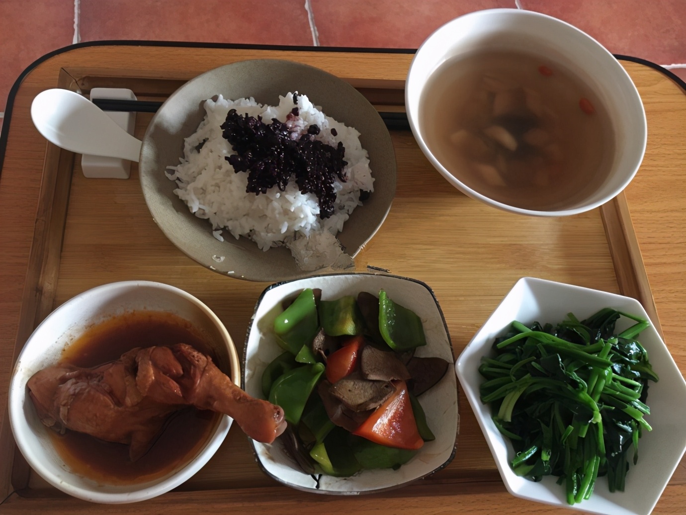 生完孩子天天吃肉,生完孩子第一餐可以吃鸡粥吗