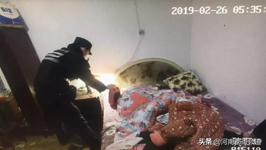 楼上发出声音敲门无人应答,女子深夜在家睡觉天花板传来怪声