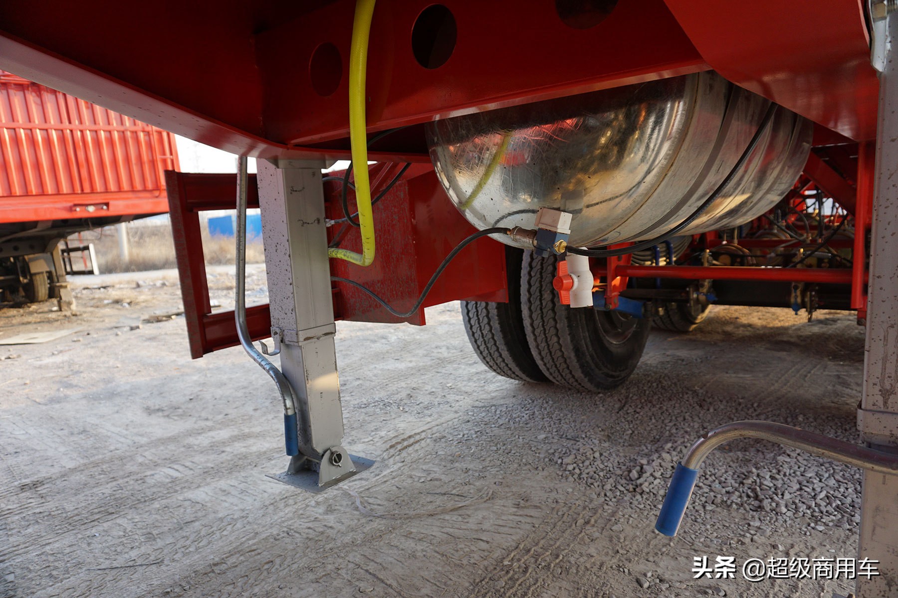 乘龙h5单桥自卸3.8米轴距定制版,乘龙h5vlng牵引车多少吨