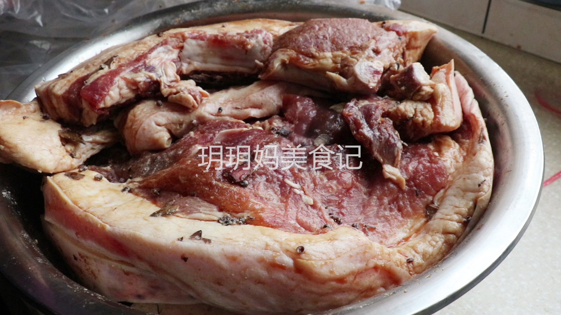 腌腊肉直接用盐腌很好吃,腌腊肉不要只放盐记住几个方法